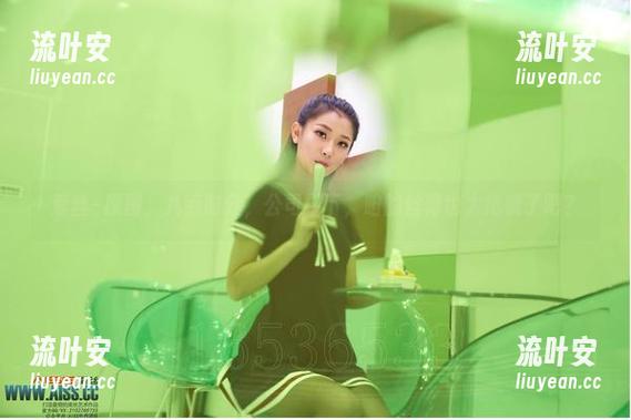 爱丝–原图，九点时分，公司楼下，咱的丝臀也太抢镜了吧？