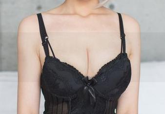 关于KaYa萱与红裙的那些事儿：写真合集颗粒感满满