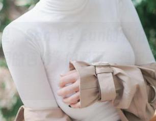 在制服里,Son Ye Eun的私拍有种“这就是校园的色彩”的画面,想起来满心怀念。