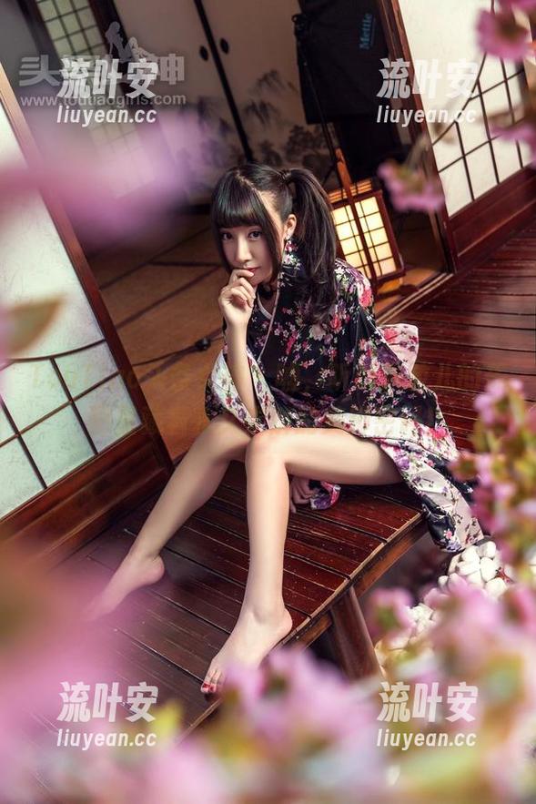 TouTiao头条女神 - 嘘，听说米粒儿的美图里藏着永久未解的美脚密码！