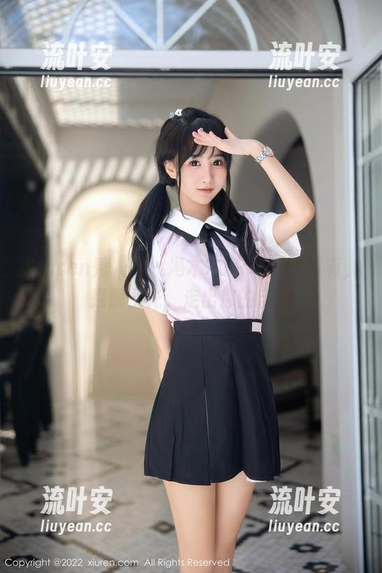 Xiuren秀人网 - 冯木木LRIS短裙写真，摆脱圣光，走出你的自我