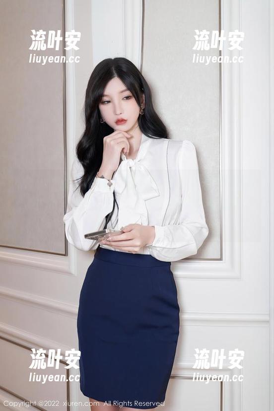 Xiuren秀人网 - 李丽莎的泳池写真精选，小心，水温适中，别被那柔和光线迷了眼。