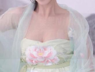 Xiuren秀人网 – 果果Nikki的少女套图：无圣光带来的清新就像在桃花源里自嗨，哦买噶！