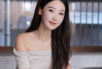 Xiuren秀人网 – 每次翻到王馨瑶Yanni的镂空私拍，心里都在想，资源能多给点儿吗？
