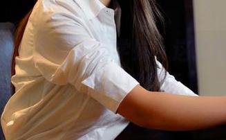 pans – 小柔和她的学妹，这张作品像是在跟我说悄悄话