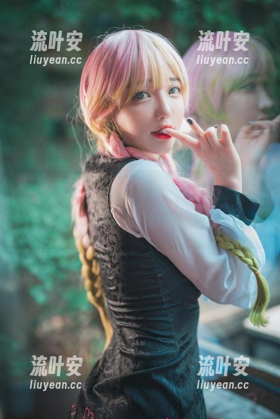 哇，yeeun孙乐乐这个“PLAYGAMESOLO”的扮相真让人想二次翻盘，明明不属于我的游戏却停不下来。
