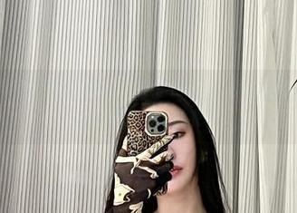 微密圈 – 当不爱笑的赛琳在连衣裙中迷失，原图收藏的资源让我天天都想路过她的衣柜！