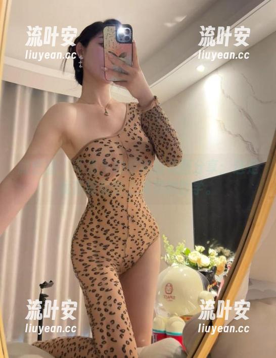 不爱笑的赛琳 微密圈 - 不爱笑的赛琳的美图分享:这是我在瑜伽垫上发现的哲学。