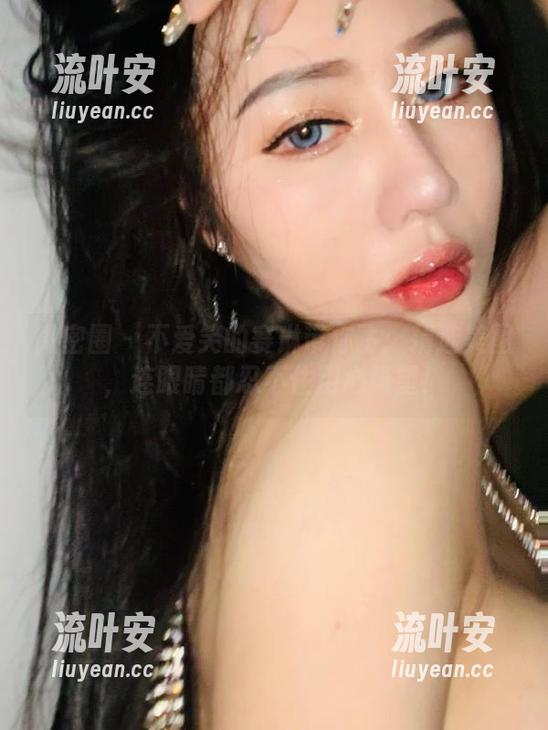 微密圈 - 不爱笑的赛琳带你飞：精选美图，连眼睛都忍不住用心张望！