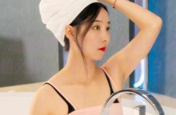 丽柜 – 潼潼的泳池合集，看她如何逆袭生活的大蓝天，顺便又晒了小白腿。