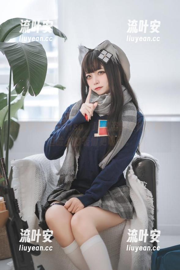 套图中的二佐Nisa，瑜伽姿势做得不赖，但脸上的表情更吸引。
