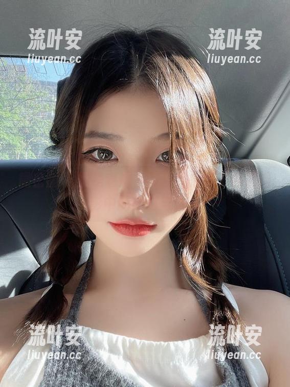 微密圈 - 妮是老虎，黑丝足恰好，私房摄影中的细腻与张扬