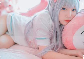 这蓝色吊带在姜仁卿(강인경)身上，只有看不见的圣光在闪烁啊！