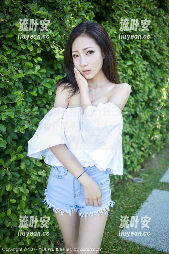 尤蜜荟-Cris_卓娅祺 尤蜜荟 - 私房美图里的Cris_卓娅祺,那个比基尼设计真不错,让人一秒想起热气腾腾的夏天。