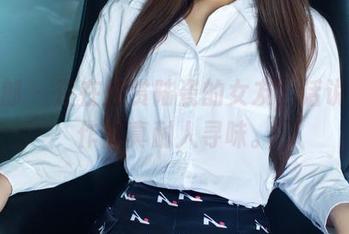推女郎 – 正在欣赏陆瓷的女友，话说，这作品真耐人寻味。