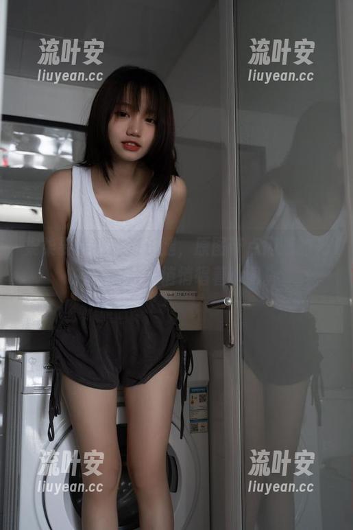 柒柒要乖哦 柒柒要乖哦那对长腿,原图带点闪烁的光芒,图片却悄悄唱着小调。