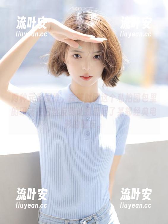 两种元素碰撞，森萝财团这个私拍图包里的印花衣白丝反倒让我想起了某部经典电影的配乐。