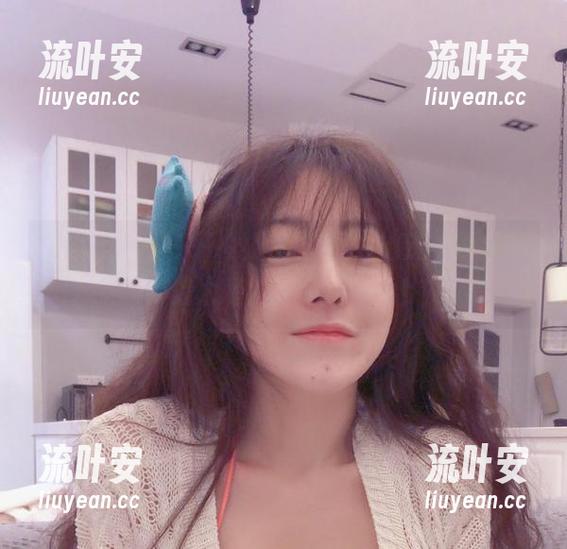 樱晚gigi又来一发最新套图，抱走小狐狸的姿势太轻松，值得一学！
