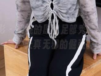 甜予摄影 – 胡桃的原图足部秀，图片里是一种天真无邪的倔强。