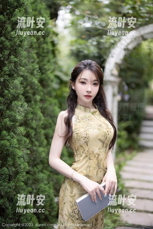 秀人网 - 伊小七MoMo与短裤的写真感悟——似乎，可以聊一聊时尚和夏天！