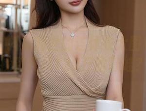 秀人网 – 抖娘利世的连体衣大图集：你能找到几只120斤的青蛙？
