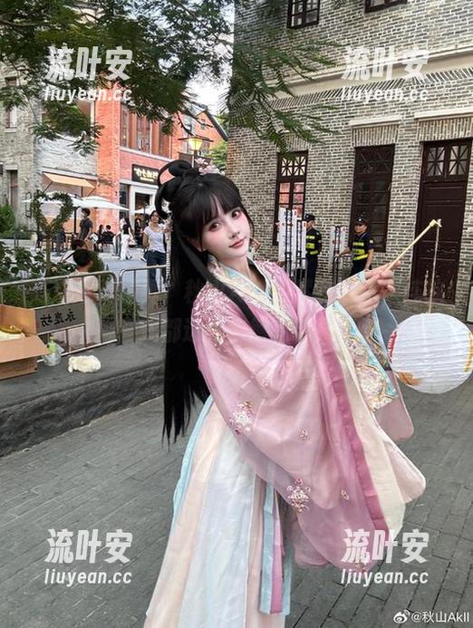 高清透明写真？秋山AkI果然有一手，连款式都透着未解之谜！