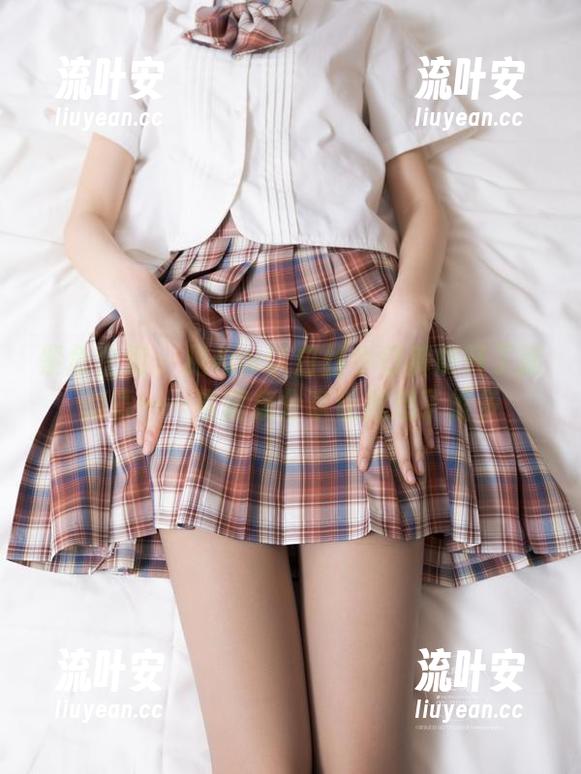 紧急企划 - 见希w以白丝牛仔裤展开了新篇章——写真集分享让我想了很多