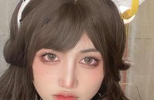 芊川一笑MNK，原图记录下的护士，她是在玩什么？
