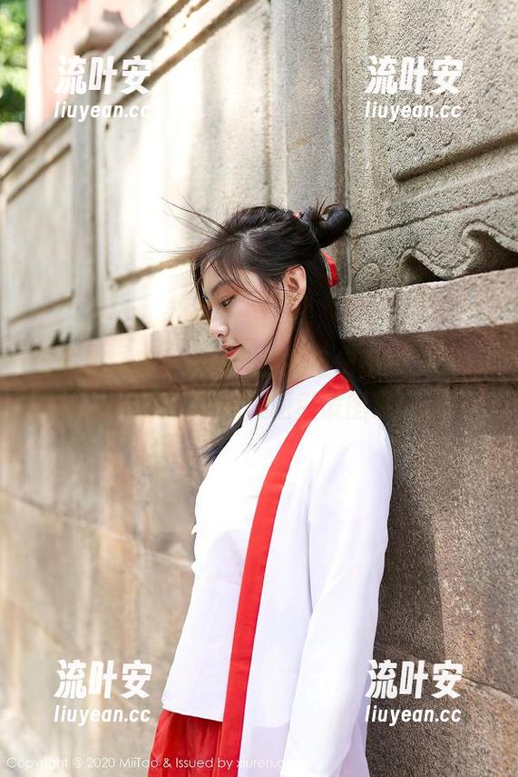 蜜桃社 - 甚至连花儿都要自愧不如，Cris_卓娅祺清纯美图引发围观！