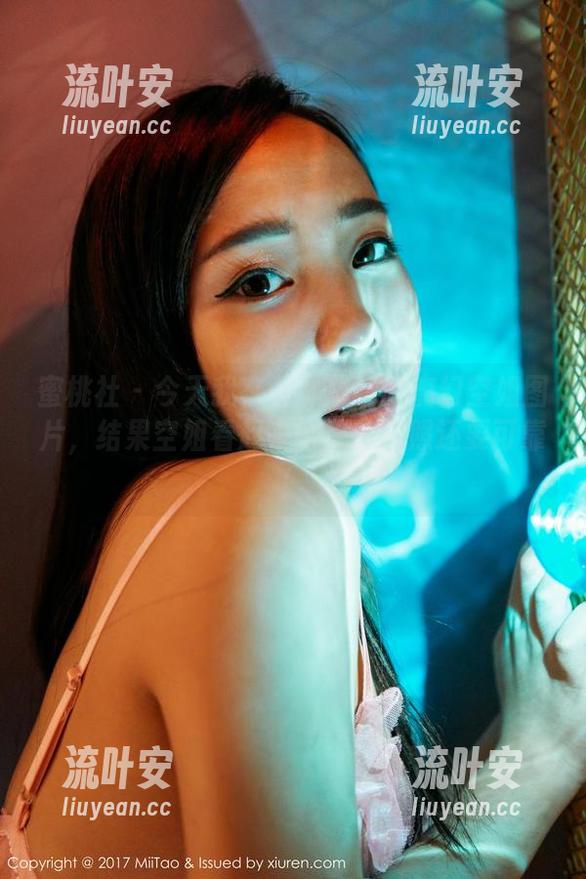 蜜桃社 - 今天我在看许思铭的魔幻空姐图片，结果空姐看起来比我的驾照还要可靠！