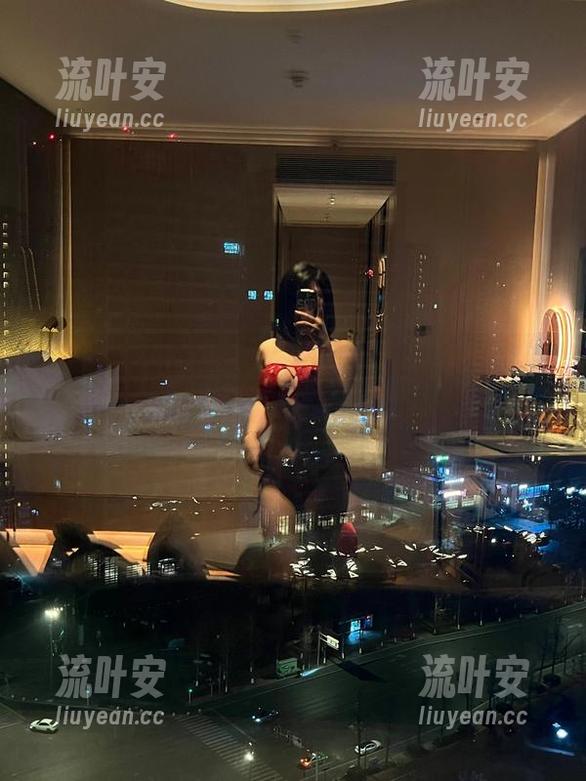 詹詹 微密圈 - 这张图片,詹詹与黑白的碰撞,像深夜小酒馆的调调,沁人心脾。