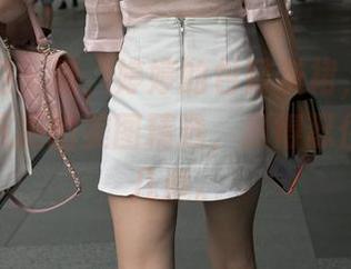 魔镜街拍 – 噢，婷婷的包臀灰裙，又是一张难以抗拒的美图精选，我得忍住不多看几遍。