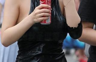 魔镜街拍 – 婷婷的美味探险：定制图集里的肉丝圣诞奇遇录！