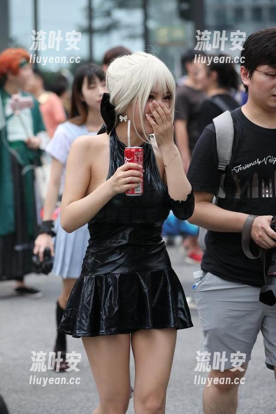 魔镜街拍-婷婷 魔镜街拍 - 婷婷的美味探险:定制图集里的肉丝圣诞奇遇录!