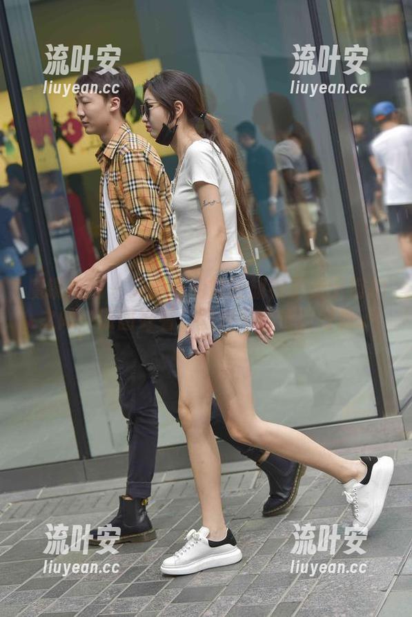 魔镜街拍 - 艾小青和她的旗袍游走于街拍之间：原图好看，图包配合恰到好处。